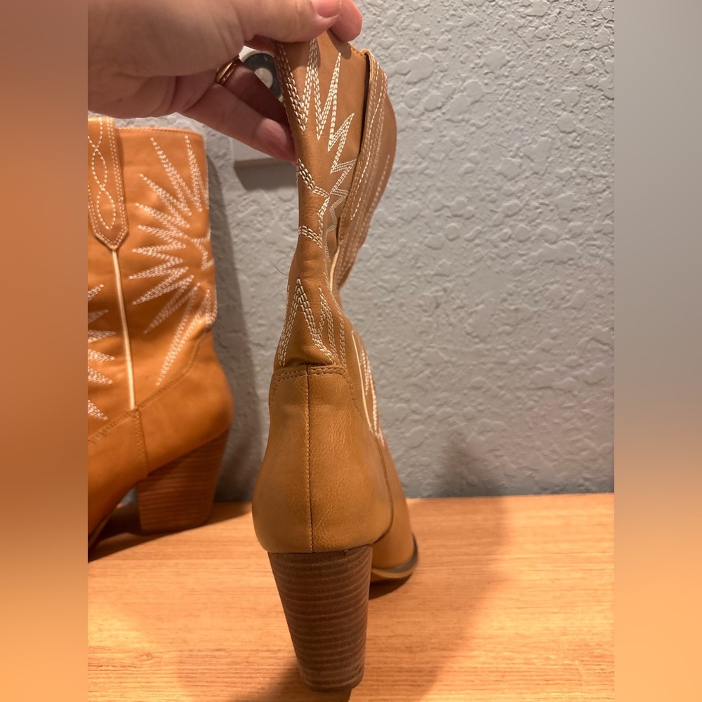 Oasis Society Emersyn western boots in tan with white starburst embroider - Picture 5 of 7